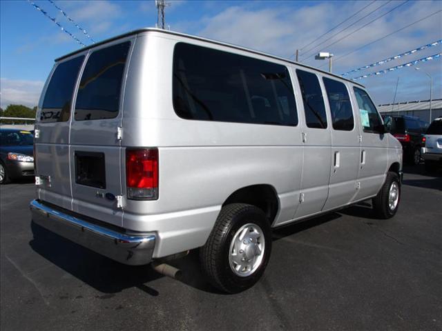 Ford Econoline Wagon 2010 photo 1