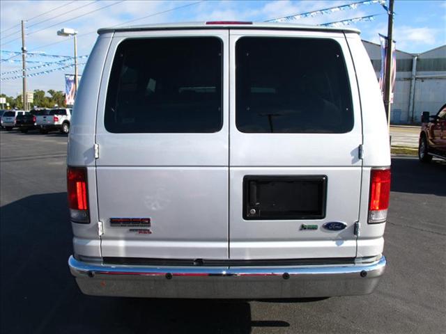 Ford Econoline Wagon 2010 photo 2