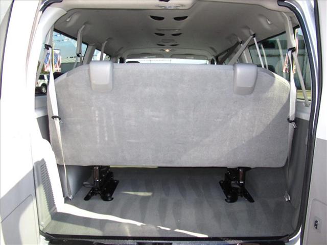 Ford Econoline Wagon 2010 photo 3