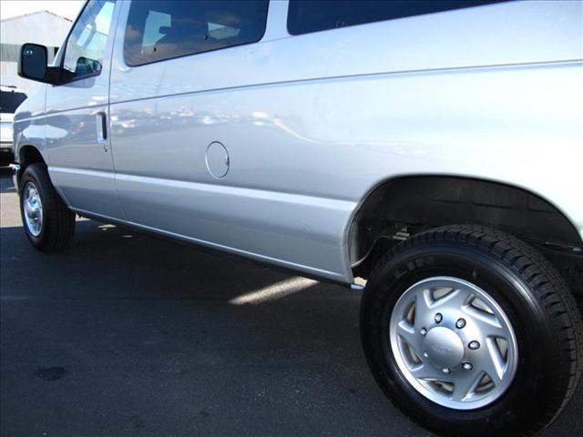 Ford Econoline Wagon 2010 photo 4