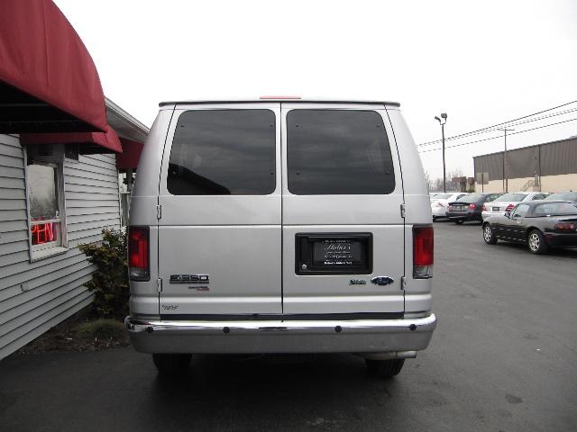 Ford Econoline Wagon 2010 photo 1