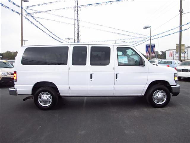 Ford Econoline Wagon 2010 photo 1