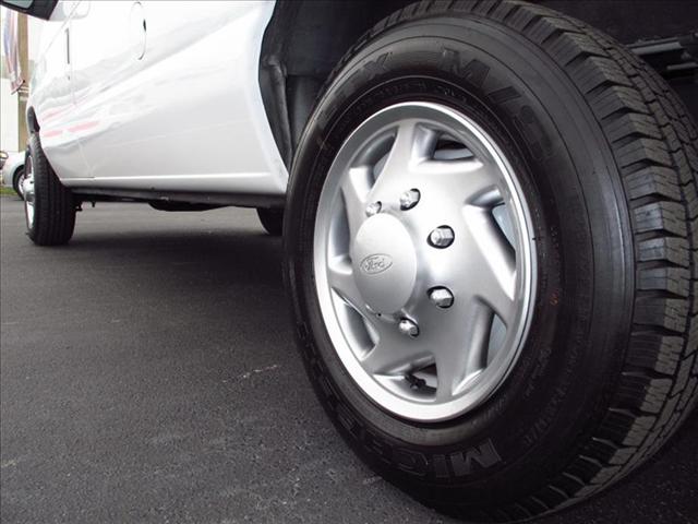 Ford Econoline Wagon 2010 photo 5