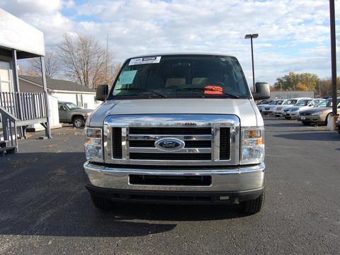 Ford Econoline Wagon 2010 photo 2