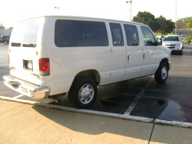 Ford Econoline Wagon 2010 photo 1