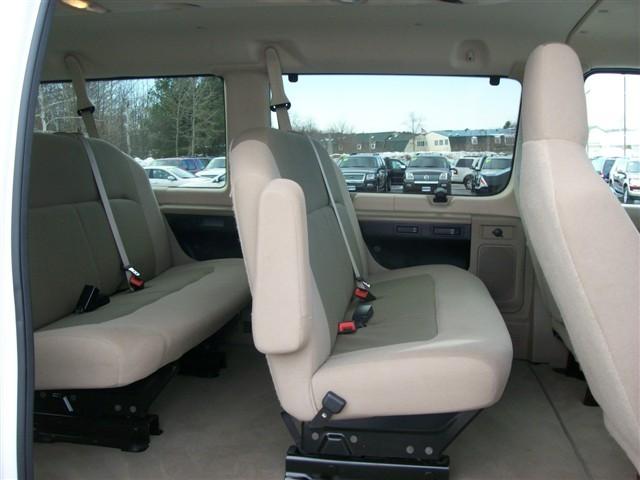 Ford Econoline Wagon 2010 photo 2