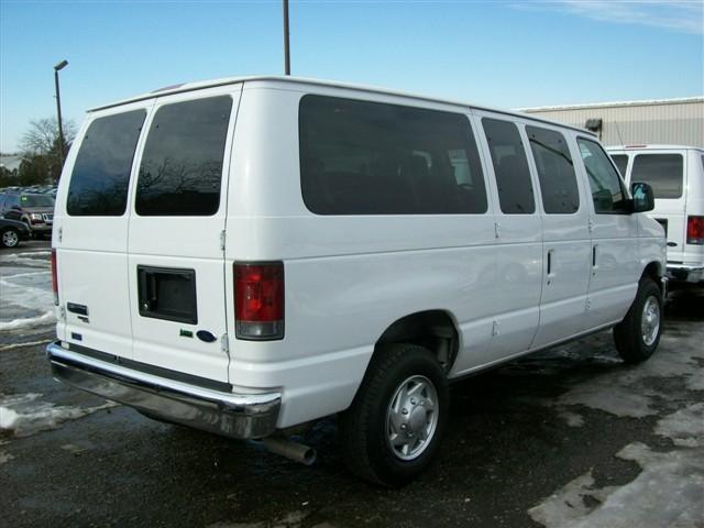 Ford Econoline Wagon 2010 photo 3