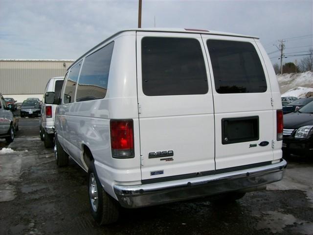 Ford Econoline Wagon 2010 photo 4