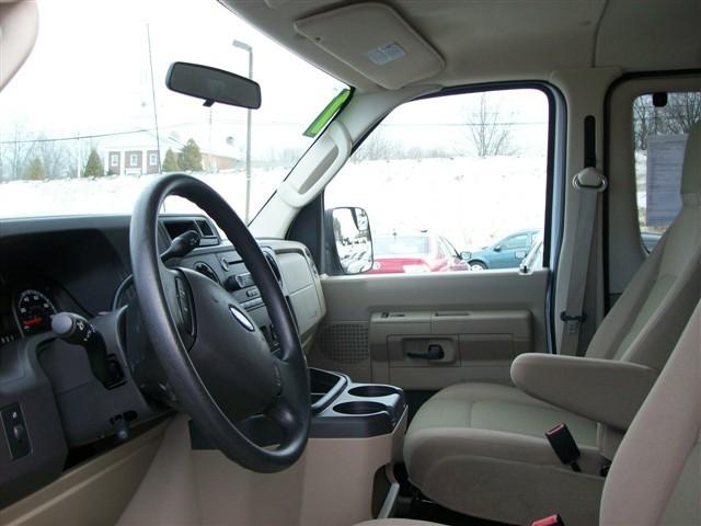 Ford Econoline Wagon 2010 photo 5