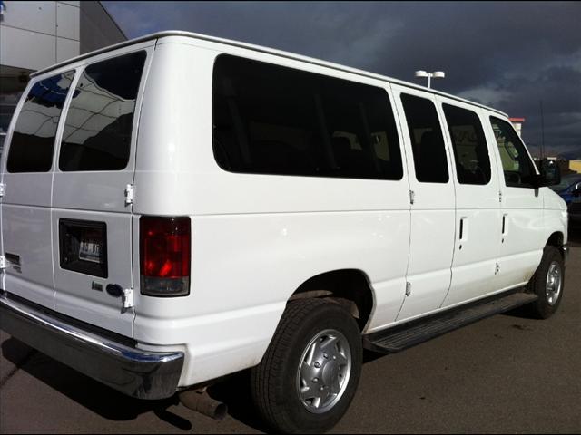 Ford Econoline Wagon 2010 photo 2