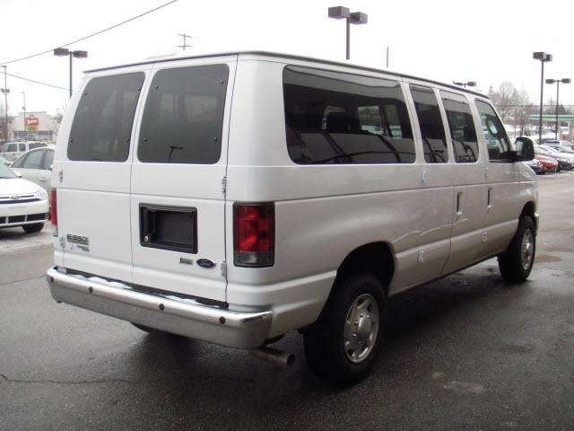 Ford Econoline Wagon 2010 photo 1