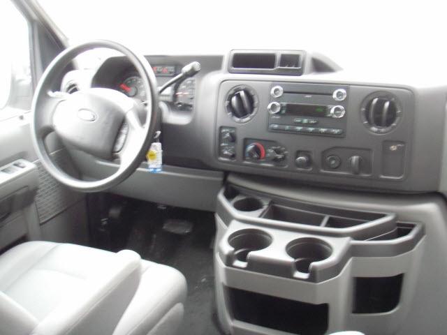 Ford Econoline Wagon 2010 photo 2