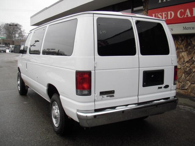 Ford Econoline Wagon 2010 photo 5