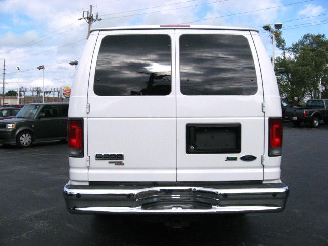Ford Econoline Wagon 2010 photo 3