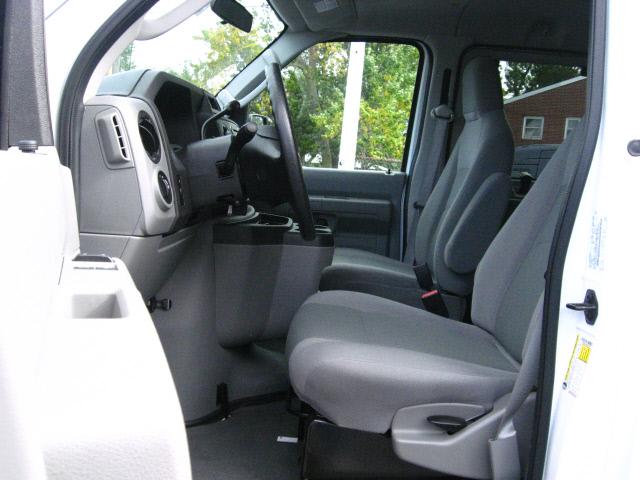 Ford Econoline Wagon 2010 photo 4