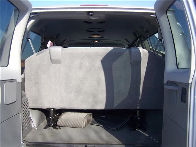 Ford Econoline Wagon 2010 photo 3