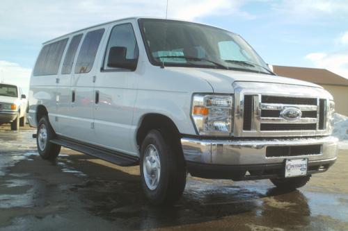 Ford Econoline Wagon 2010 photo 2