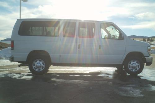 Ford Econoline Wagon 2010 photo 3