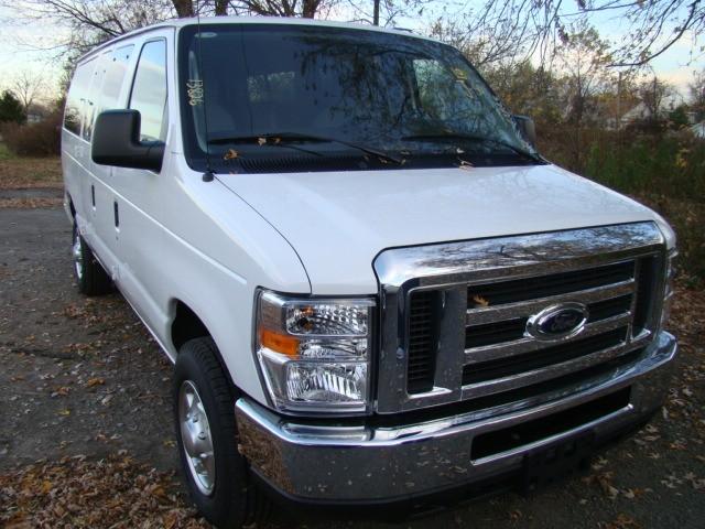 Ford Econoline Wagon 2010 photo 2