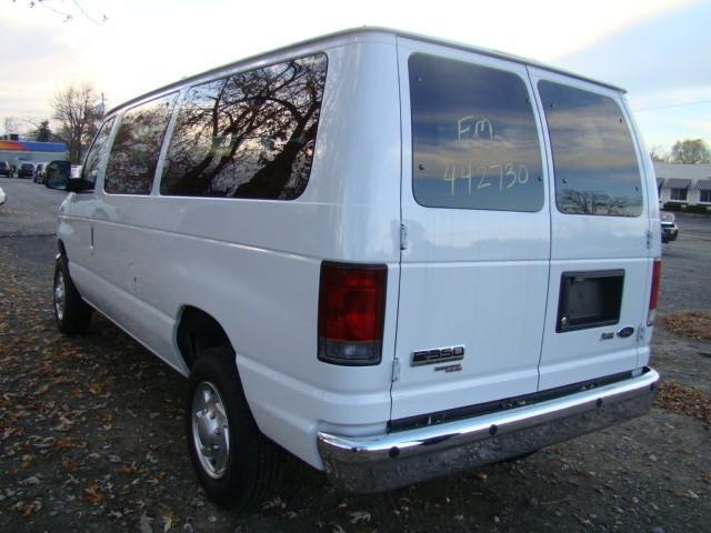 Ford Econoline Wagon 2010 photo 5