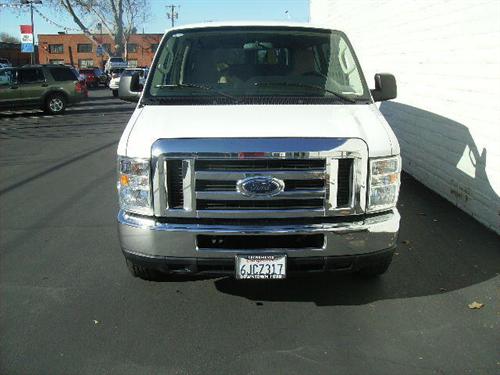 Ford Econoline Wagon 2010 photo 2