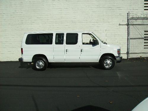 Ford Econoline Wagon 2010 photo 4