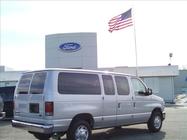 Ford Econoline Wagon 2010 photo 1