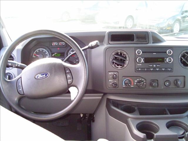 Ford Econoline Wagon 2010 photo 2