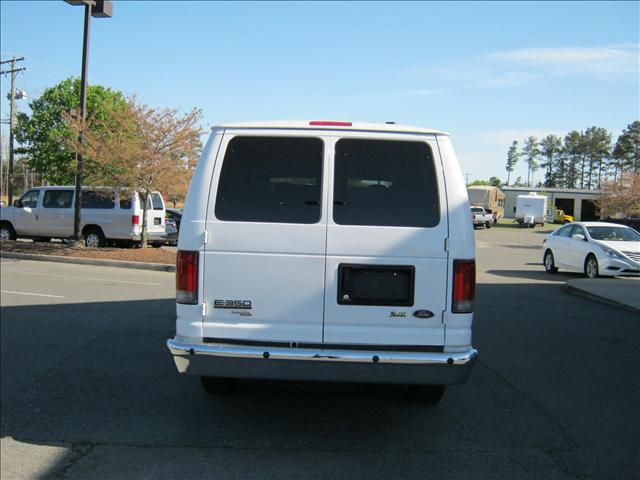 Ford Econoline Wagon 2010 photo 2