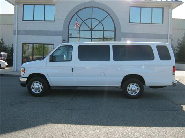 Ford Econoline Wagon 2010 photo 3
