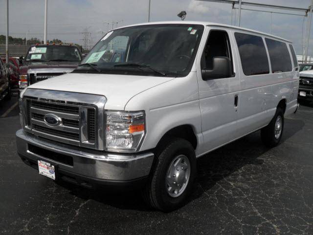 Ford Econoline Wagon 2010 photo 1