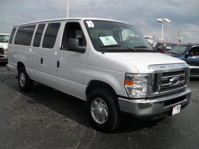Ford Econoline Wagon 2010 photo 2
