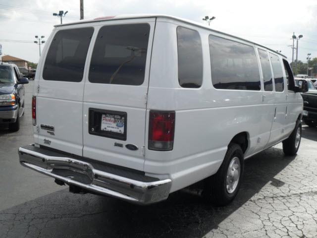 Ford Econoline Wagon 2010 photo 3