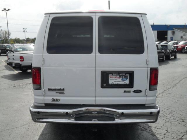 Ford Econoline Wagon 2010 photo 4