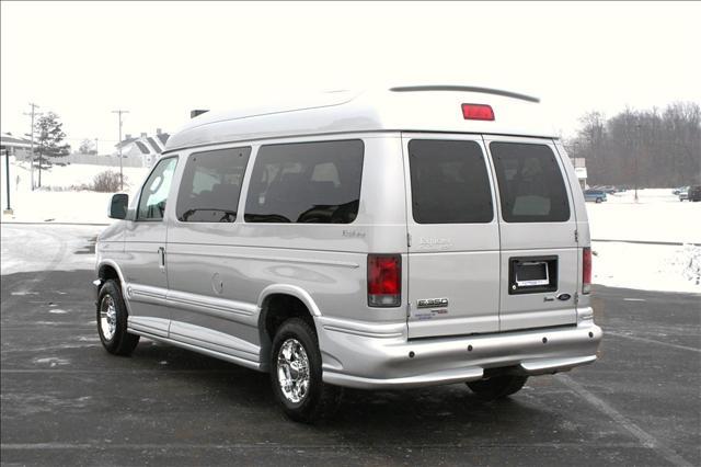 Ford Econoline Wagon 2010 photo 3