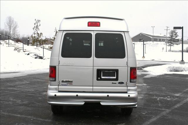 Ford Econoline Wagon 2010 photo 4