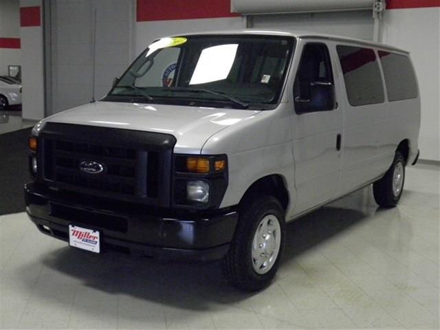 Ford Econoline Wagon 2010 photo 2