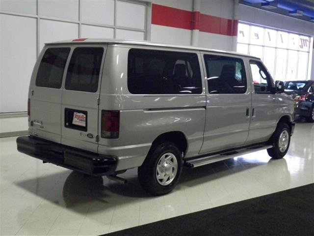 Ford Econoline Wagon 2010 photo 3