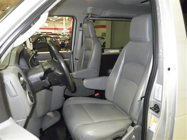 Ford Econoline Wagon 2010 photo 4