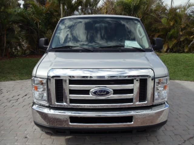 Ford Econoline Wagon 2010 photo 1