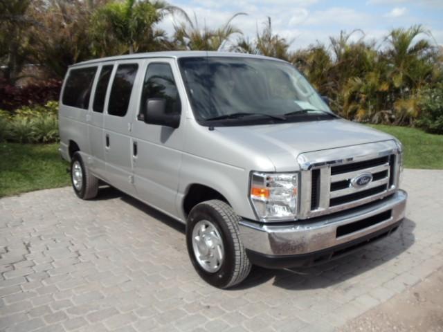Ford Econoline Wagon 2010 photo 2