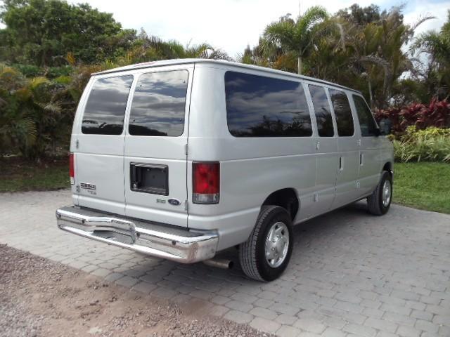 Ford Econoline Wagon 2010 photo 3