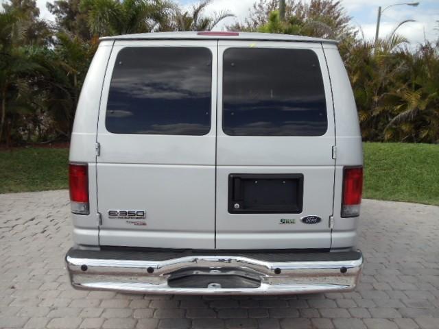 Ford Econoline Wagon 2010 photo 4