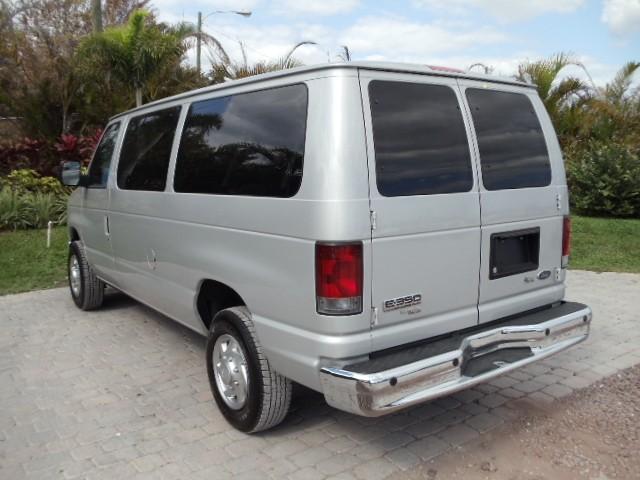 Ford Econoline Wagon 2010 photo 5