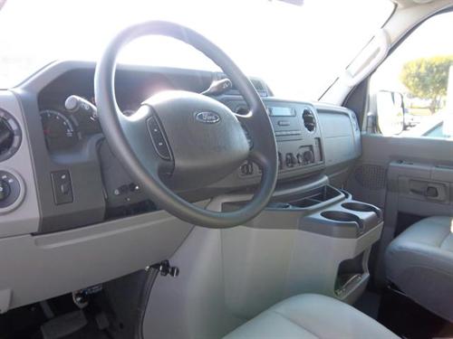 Ford Econoline Wagon 2010 photo 3