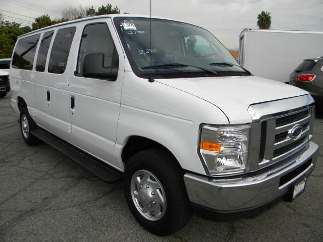 Ford Econoline Wagon 2010 photo 2