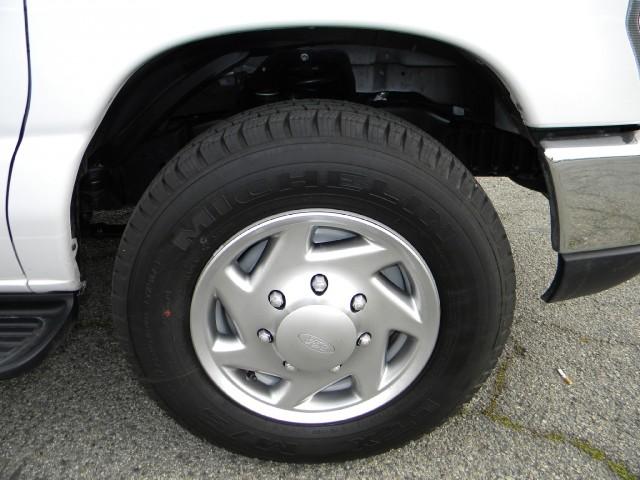 Ford Econoline Wagon 2010 photo 3