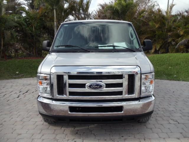 Ford Econoline Wagon 2010 photo 1