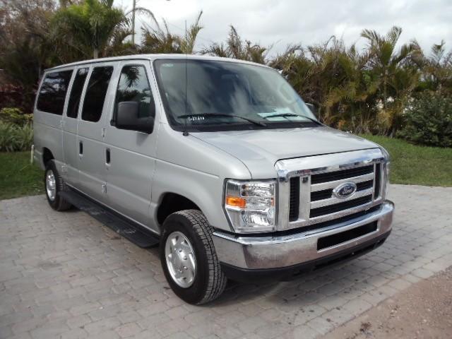 Ford Econoline Wagon 2010 photo 2