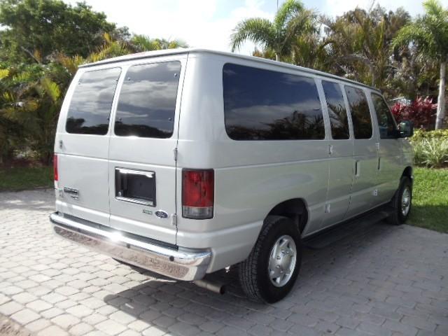 Ford Econoline Wagon 2010 photo 3
